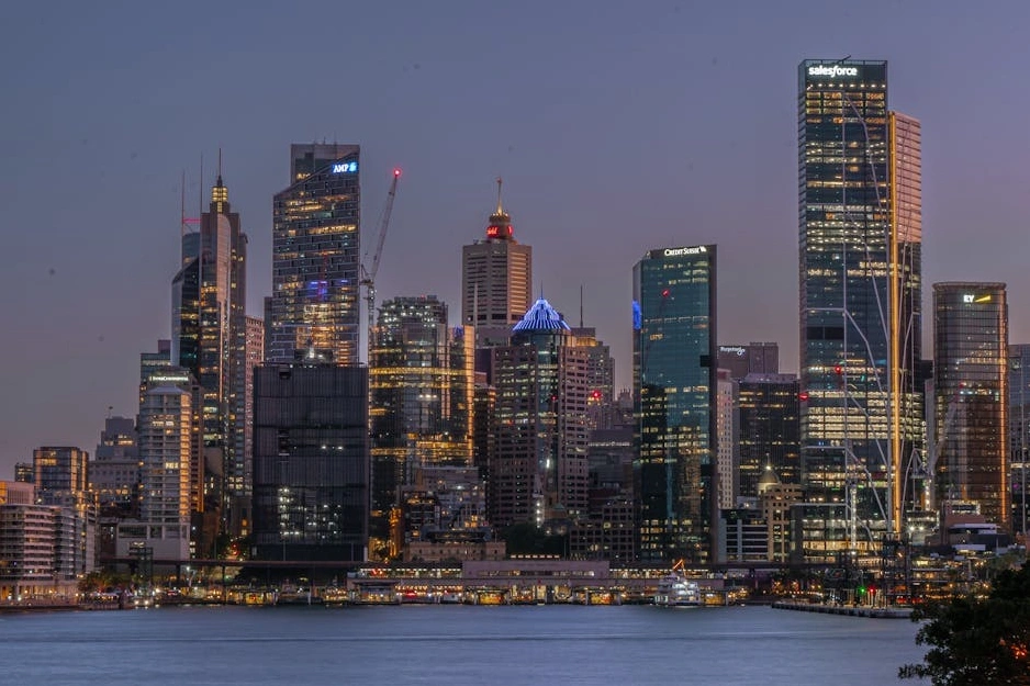 Skyline di una città moderna al tramonto, simbolo di crescita e opportunità globali.